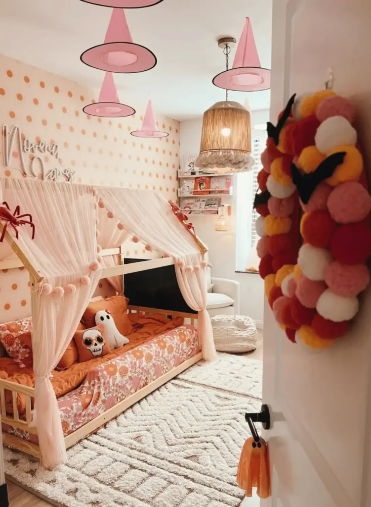 Make a DIY halloween wreath. kids halloween bedroom ideas