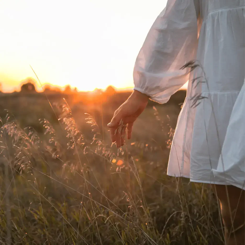 Woman-field-in-nature.-Happy-people-lifestyle.-Scripting-Manifestation-Technique