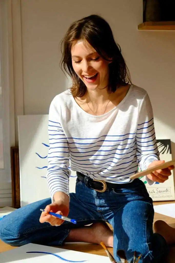 Woman-painting-abstract-art-at-home.-Saturday-self-care-routine