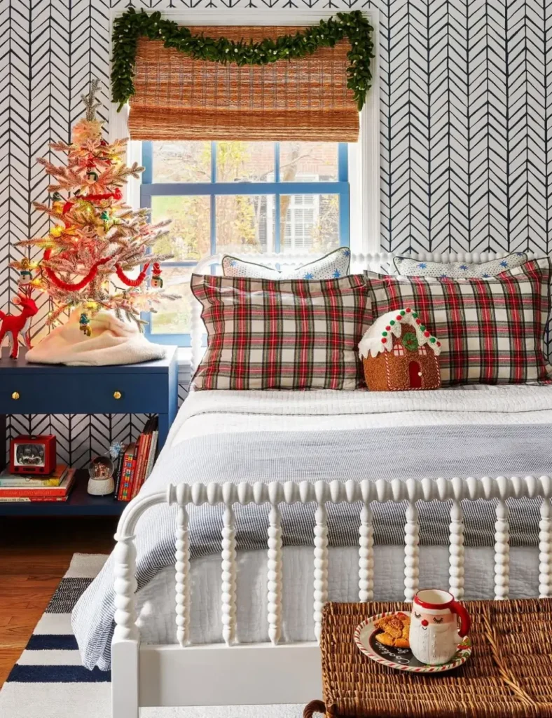 Christmas-Kids-Bedroom-Ideas-with-leaf-garland