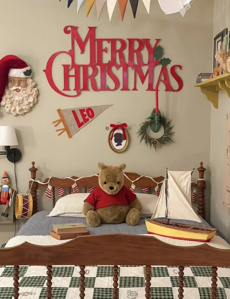 Christmas-Kids-Bedroom-Ideas-with-red-Merry-Christmas-wall-sign