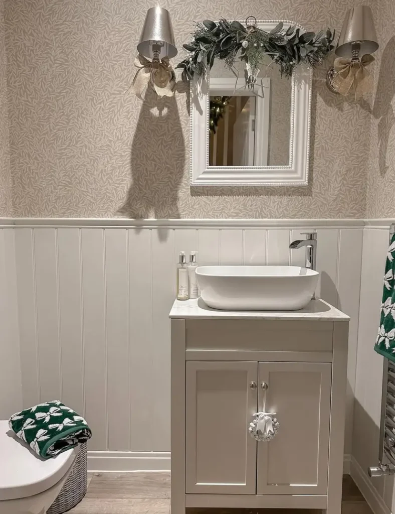 Elegant Mirror Garland & Coordinated Towels. Christmas bathroom decor ideas