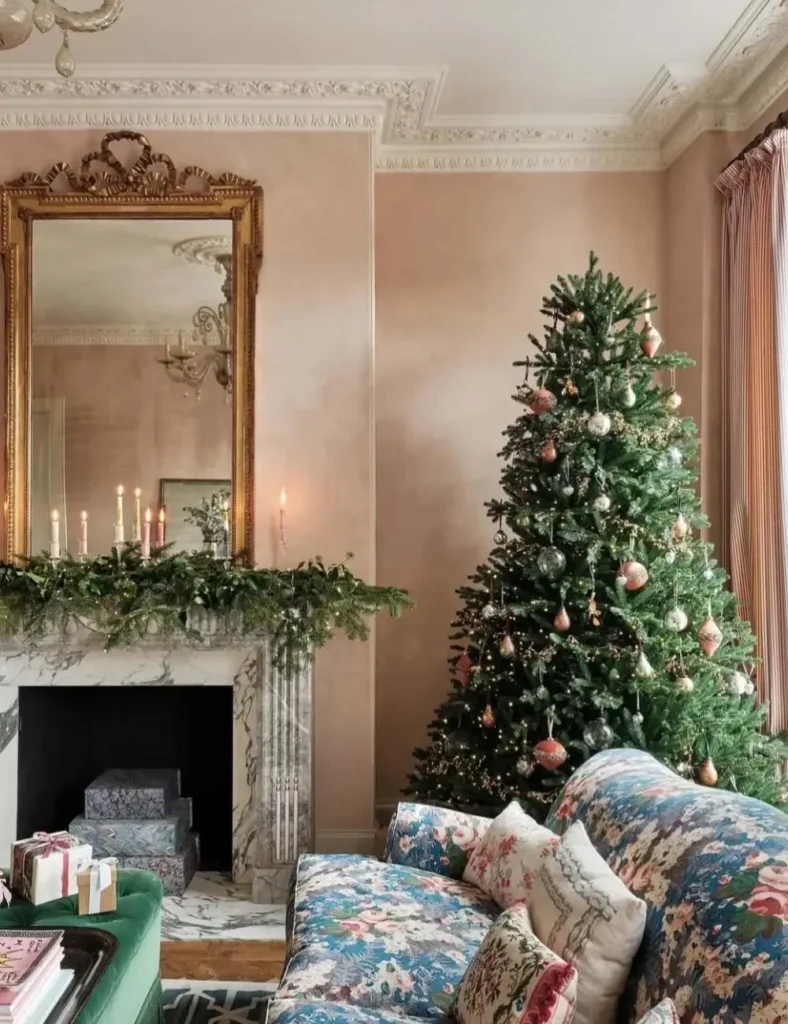 glamour-theme Christmas living room idea