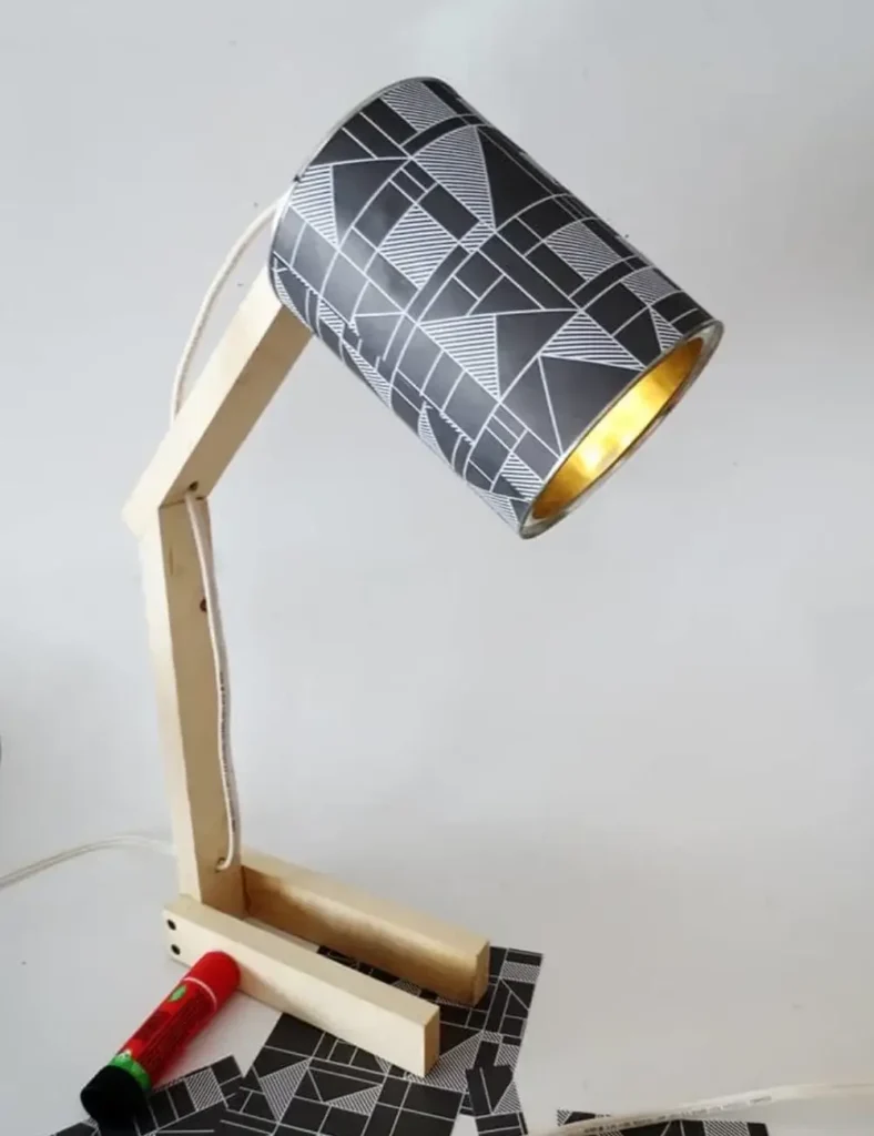 DIY desk lamp with a can