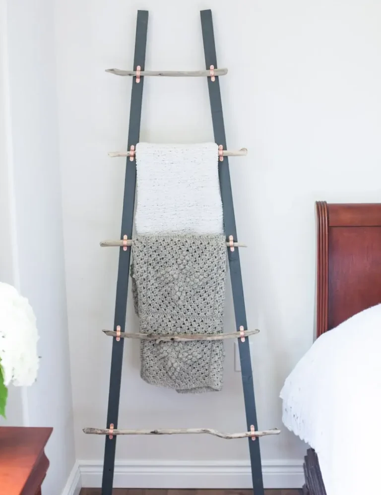 DIY-Blanket-Ladder-with-Driftwood